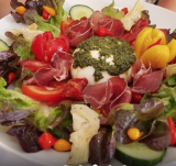 Exemple salade estivale avec légumes de pays, coppa du champsaur, mozzarella di bufala campagna