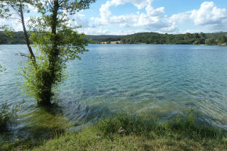 Passage au bord du Verdon, qui forme un lac au pied du village