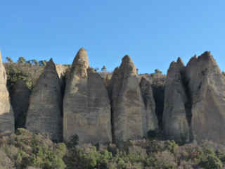 Les sentinelles de pierre, au bord du plateau de Valensole