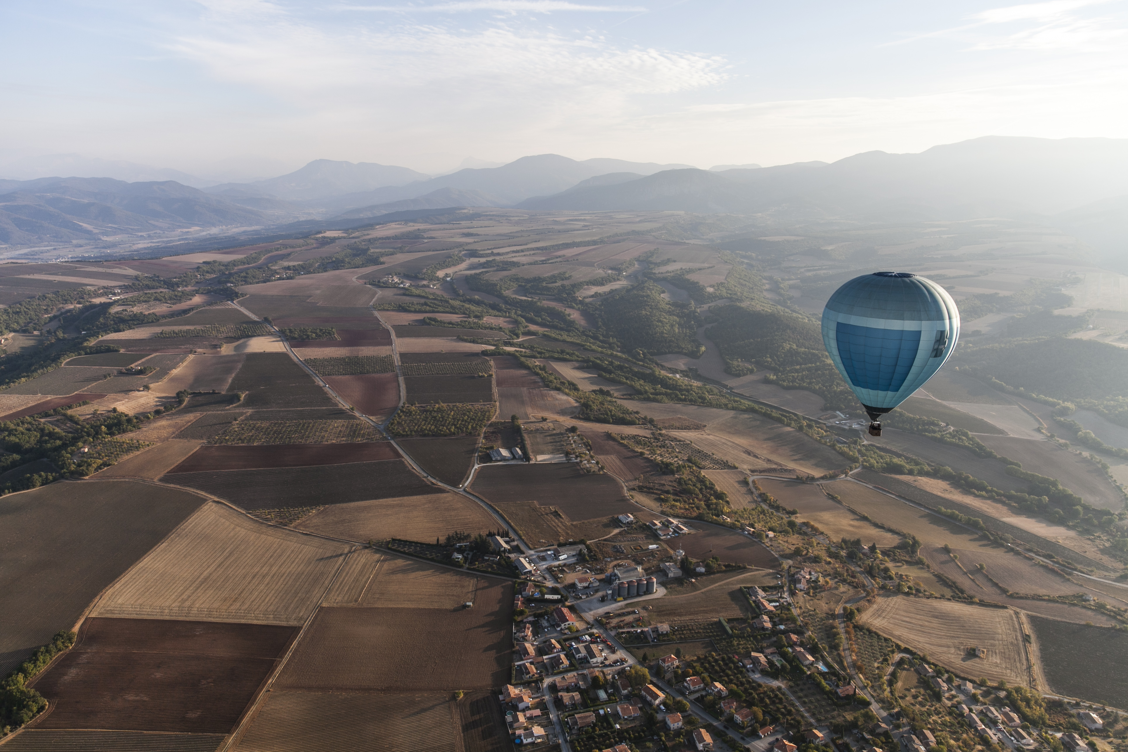 vol en montgolfière au dessus de la Durance, alpes de haute provence - © T Vergoz